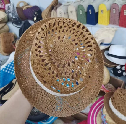 Pălărie de vară goală din hârtie respirabilă
