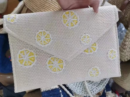 Pochetă pentru femei cu broderie din hârtie