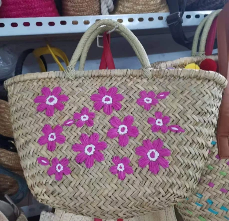 Geanta naturală de paie cu îmbrăcăminte de flori