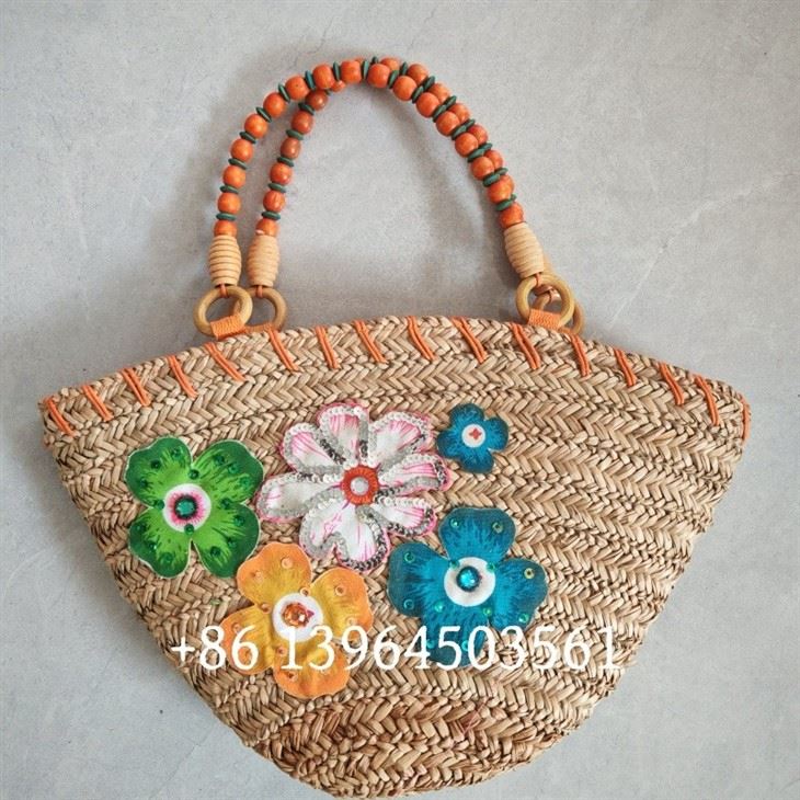 Femei de paie de mână cu broderii