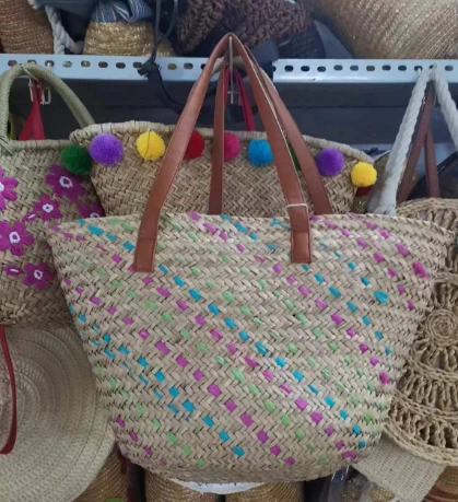 Geanta naturală de paie țesută de vacanță