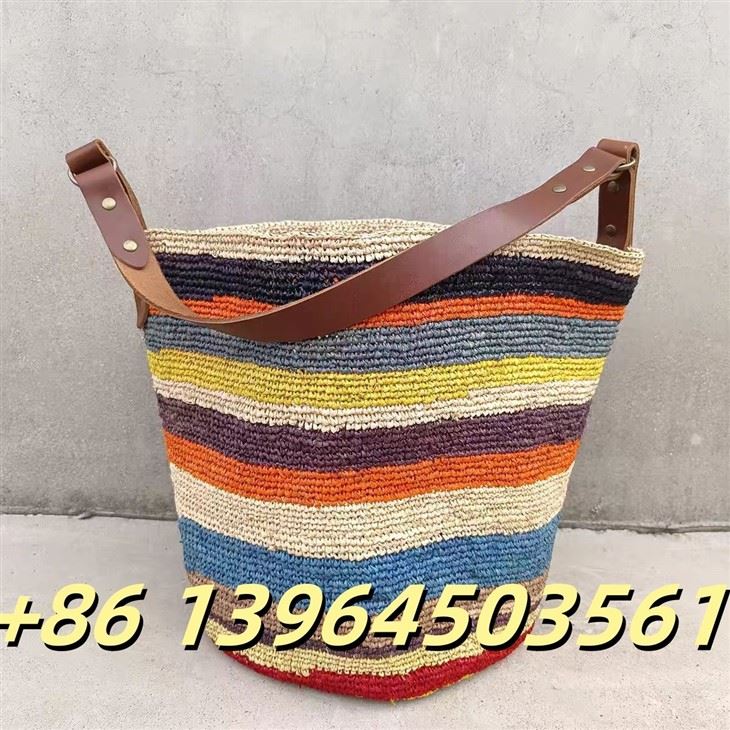 Găleată de rafie colorată cu piele reală