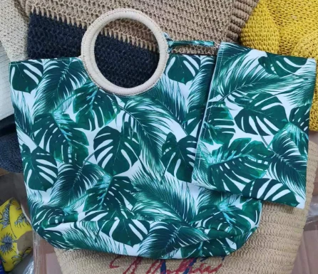 Un set de geanți de plajă pentru femei tropicale