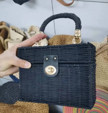 Geantă neagră din ratan natural