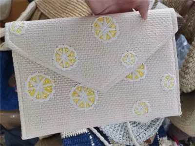 Pochetă pentru femei cu broderie din hârtie