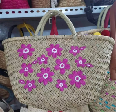 Geanta naturală de paie cu îmbrăcăminte de flori