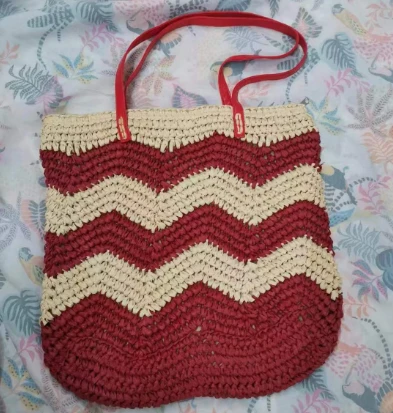 Bag de paie cu croșetat de hârtie ondulată roșie