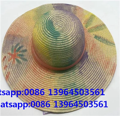 Pictând pălărie de hârtie colorată pentru femei